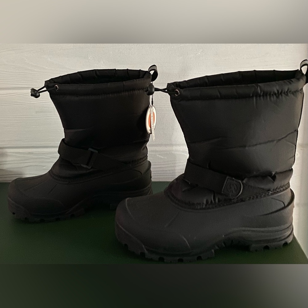 Northside snow boots. Size 7 M/9W. Color black. New condition. Smoke/ pet free.